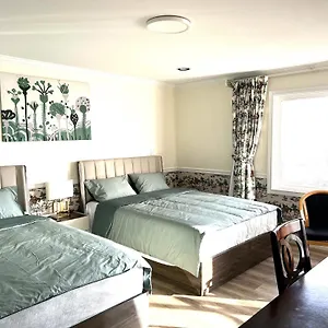 Master Bedroom With Two Queen Sized Bed Bed & Breakfast